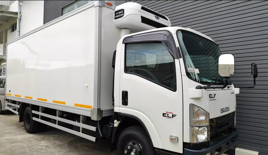 Truk Box Freezer Isuzu NMR L CDD